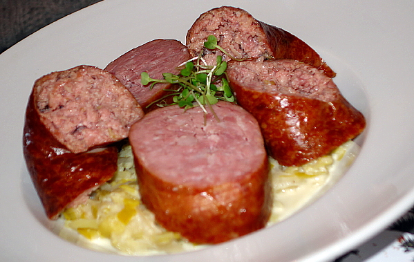 Le Papet Vaudois, servi avec Saucisse au choux et Saucisson vaudois. (Restaurant le Léman, Montréal)