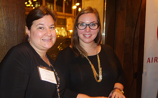 Deux membres de l'équipe d'Air Canada étaient à l'accueil Deux membres de l'équipe d'Air Canada étaient à l'accueil