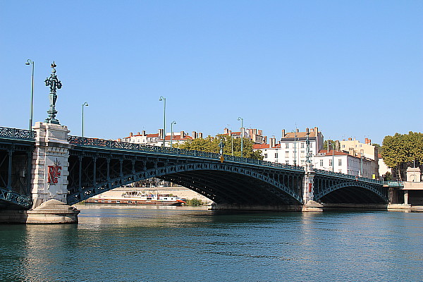 La Via Rhôna traverse maintenant une partie de Lyon, sur la rive gauche du Rhône