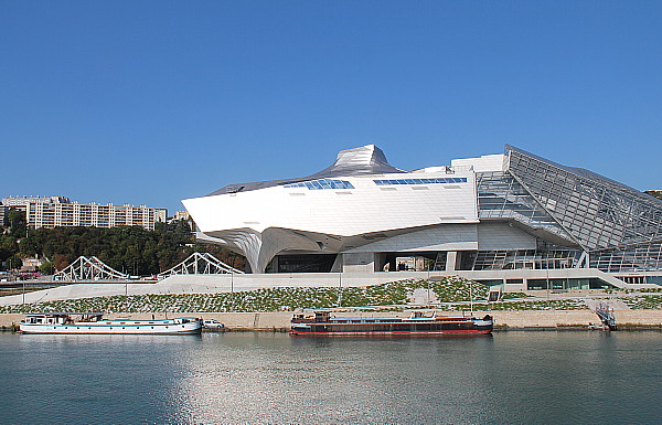Le nouveau Musée des Confluences se démarque sur les berges du Rhône