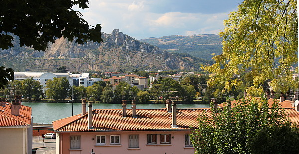 Valence possède plusieurs beaux parcs, avec le Rhône et le massif du Vercors en arrière-plan