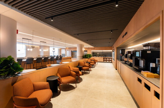 Air Canada annonce l’ouverture, à l’aéroport international Montréal-Trudeau, de son tout nouveau Café Air Canada, qui proposera aux voyageurs admissibles des produits à emporter ainsi qu’une expérience fluide et haut de gamme dans la zone des vols intérieurs. (Groupe CNW/Air Canada)