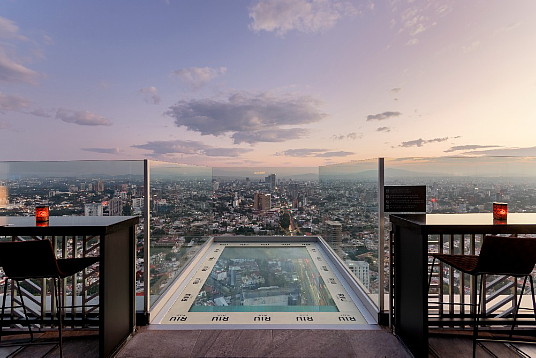 Le Riu Plaza Guadalajara inaugure une expérience vertigineuse avec son nouveau 360° Rooftop au 41e étage