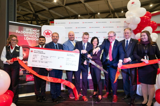Air Canada a célébré la reprise de ses vols internationaux reliant la capitale du Canada au plus grand aéroport et ville-porte internationale du Royaume-Uni. (Groupe CNW/Air Canada)
