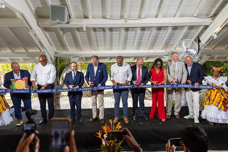 De gauche à droite : Gino Andreetta, Directeur Général Délégué du Club Med, Jean-Michel Gemieux, Maire de Saint-Anne, Etienne Desplanques, Préfet de la Région Martinique, Henri Giscard d’Estaing, Président du Club Med, Alexandre Vantadour, Président de la commission attractivité, développement économique, numérique et tourisme de l'Assemblée unique locale et Président de Martinique Développement, Loïc Rolland, Directeur régional de la Banque des Territoires pour les Antilles et la Guyane, Bénédicte di Geronimo, Présidente du CMT, Rémy Bourgeon, Président d’ALDERAN, Yan Monplaisir, Maire de Saint-Joseph