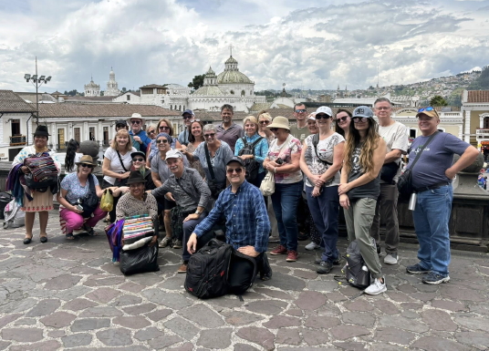 Participants à l'Éductour dans la Plaza Grande, centre historique de Quito
