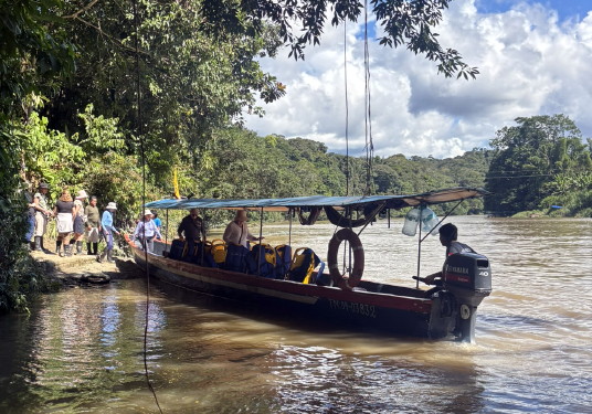 Embarquement des participants sur une pirogue traditionnelle en Amazonie