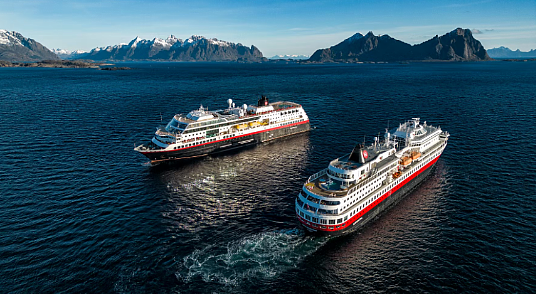 Le MS Midnatsol (à gauche) et le MS Finnmarken (à droite), récemment rebaptisé, se croisent sur la côte norvégienne (Photo : Hurtigruten/Tommy Simonsen)
