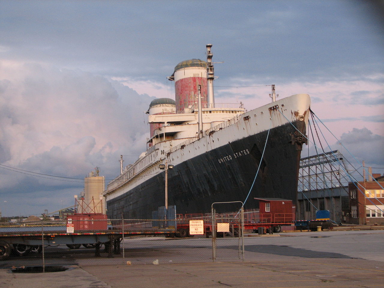 Le SS United States dans le port de Philadelphie (cr photo Wikipedia - By Lowlova - Own work, CC BY-SA 3.0.