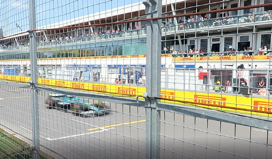 Vacances Westjet Québec reçoit des partenaires au Grand Prix de F1 en compagnie du président de Westjet Airlines.