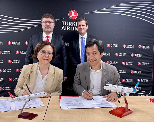 De gauche à droite, à l’avant : Özlem Salihoğlu SVP, relations internationales et alliances, Turkish Airlines; Sebastian Ponce, chef de la direction des revenus, Transat. À l’arrière : Levent Konukcu, chef des investissements et de la technologie; Marc-Philippe Lumpé, chef des opérations, Air Transat