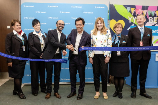 De gauche à droite : Sheri Flaro, directrice de vol; Anja Marunde, agente de bord; Kurush Minocher, directeur commercial par intérim de l’aéroport Pearson de Toronto; Sebastian Ponce, chef de la direction des revenus de Transat; Barbara de Tschaschell, consule générale par intérim de l'Allemagne à Toronto; Nathalie Carron, agente de bord; Gavin Strachan, agent de bord.