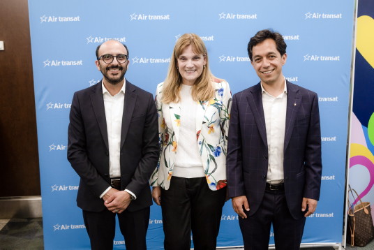 De gauche à droite : Kurush Minocher, directeur commercial par intérim de l’aéroport Pearson de Toronto; Sebastian Ponce, chef de la direction des revenus de Transat; Barbara de Tschaschell, consule générale par intérim de l'Allemagne à Toronto
