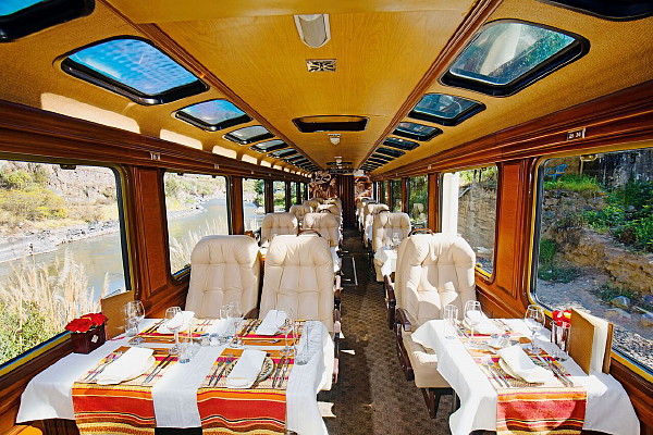 L'Inca Train, avec ses tables et ses fauteuils de cuir. Crédit photo: Inca Rail.