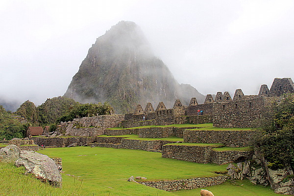 Le climat change rapidement à Machu Picchu. Parfois, le site se perd dans un nuage de brume.