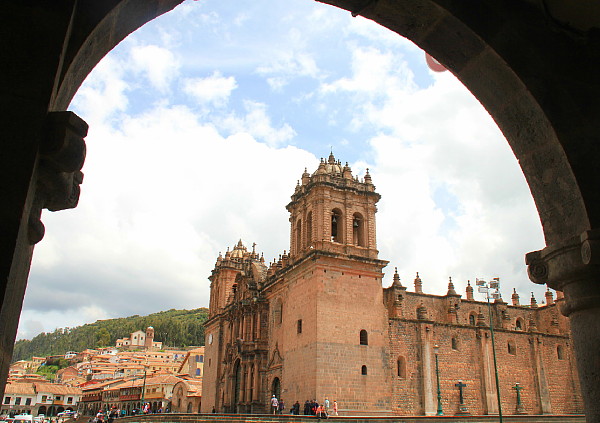 La cathédrale, vue à travers les arches qui encerclent la place