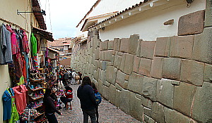 A la base de plusieurs murs, on reconnaît les fondations de l'époque Inca