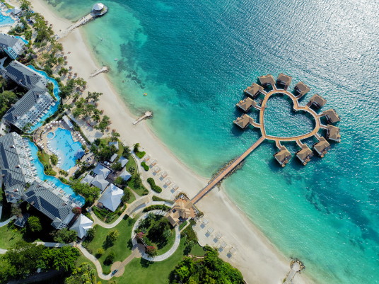 Le « Black Friday de juillet » s’envole vers les Caraïbes : Sandals® Resorts présente ses plus grandes économies de l’année
