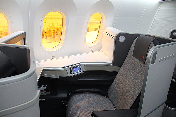 Le siège de la classe affaires d'Air Canada que l'on retrouvera aussi sur les Boeing 777 Le siège de la classe affaires d'Air Canada que l'on retrouvera aussi sur les Boeing 777