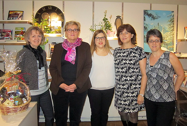 La gagnante et ses collègues de l’agence avec Maria Pietrantonio de la chambre de commerce italienne La gagnante et ses collègues de l’agence avec Maria Pietrantonio de la chambre de commerce italienne