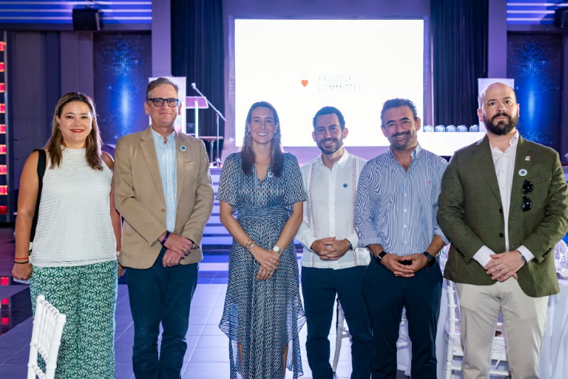 De gauche à droite : Regina Lambert, déléguée de la CAMESCOM au Quintana Roo ; Antonio Basagoiti, président de la CAMESCOM ; Naomi Riu, Directrice Exécutive de RIU Hotels ; Bernardo Cueto, Secrétaire au Tourisme du Quintana Roo ; Andrés Martínez, directeur du CPTQ ; et José Miguel Machimbarrena, Conseiller du Tourisme auprès de l'Ambassade d'Espagne au Mexique.