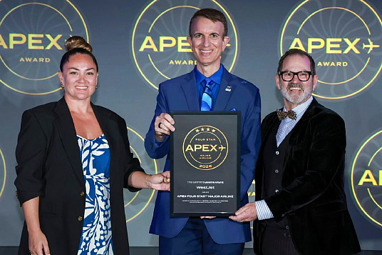 WestJet accepte un prix de l’APEX - Robert Antoniuk, vice-président, Expérience en vol, et Danielle Symington, gestionnaire de programme, Expérience en vol, acceptent le prix APEX des mains du Dr Joe Leader au nom de WestJet.