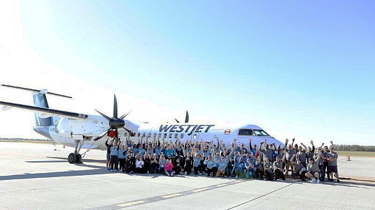 Edmonton transporte pour une bonne cause ! WestJet et Hope Air organisent la deuxième édition annuelle de l’événement Haul for Hope à l’aéroport international d’Edmonton (Groupe CNW/WESTJET, un partenariat en Alberta)