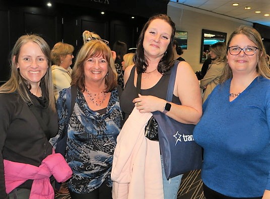 Petit groupe de conseillères de bonne humeur