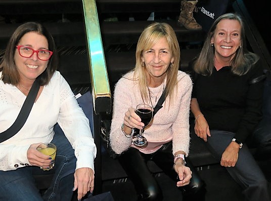 un trio sympathique prend une pause