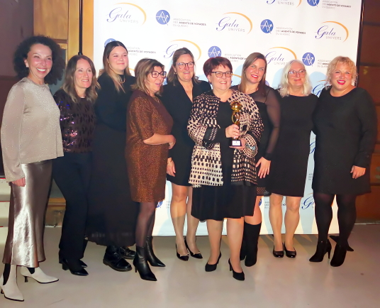 L'équipe de Voyages Super Soleil reçoit son prix des mains de Renée Boisvert de Transat