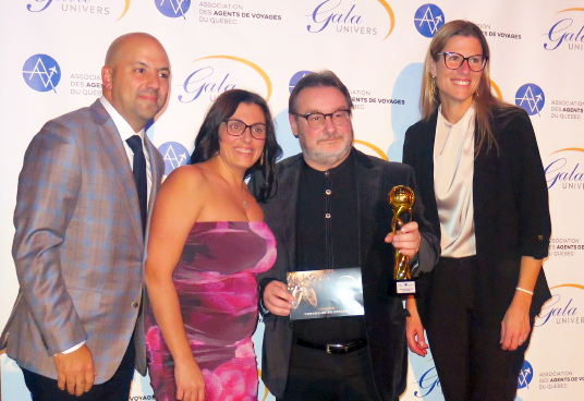 Daniel Lamothe de Voyages Transat Saint Bruno reçoit son trophée des mains de Daniel Ouellet et Anne-Gaelle Le Henaff de Croix Bleue.