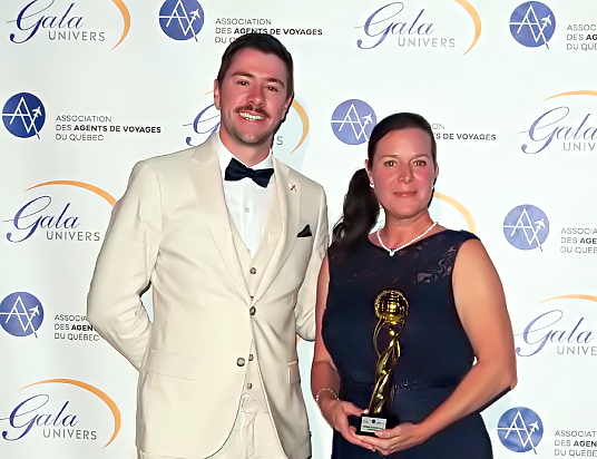 Mathieu Robert de Celebrity Cruises reçoit le trophée commandité par Tours Chanteclerc