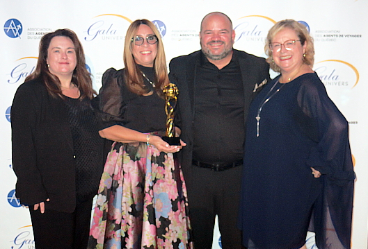 Nathalie Bombardier et Sylvie Deschamps, ont remis le trophée à Carolina Bellina,  Orelbys Vigoa de Hyatt Inclusive Collection