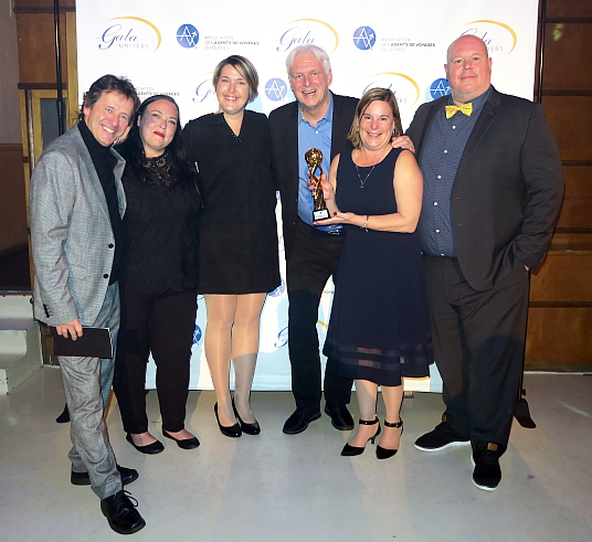 L'équipe de Tours Chanteclerc reçoit son trophée des mains de Patrick Brousseau de Manuvie