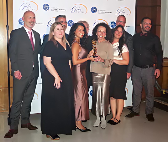 L'équipe d'Air Transat arbore le trophée présenté par Skylink