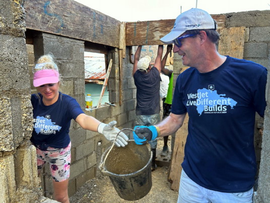 Diederik Pen travaille aux côtés de membres de l’équipe en République dominicaine en 2024