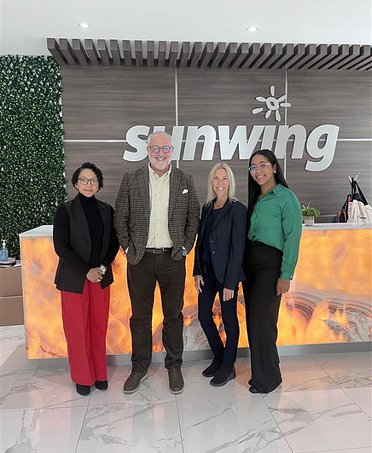 Nicole Perez, directrice des ventes. Manuel Serrano directeur commercial et Eliana De Leon, assistante commerciale chez  Princess Hotels & Resorts entourent Lyne Chayer, v-p Expérience client et Vacances – Québec du Groupe de Vacances Sunwing