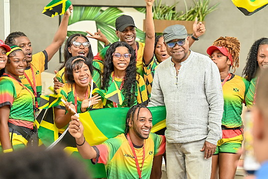 Edmund Bartlett, Ministre du Tourisme de la Jamaïque, a félicité les collaborateurs lors de sa visite à l'hôtel Riu Ocho Rios jeudi dernier.