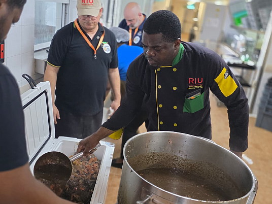 Les équipes RIU de Negril et Montego Bay sont chargées de préparer les repas en collaboration avec World Central Kitchen. Le projet a démarré le 6 novembre avec 1 000 rations quotidiennes et est passé aujourd'hui à près de 8 000.