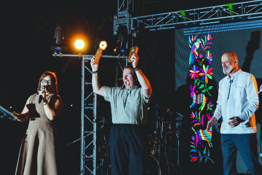 Dave Spinelli, vice-président principal des relations avec l’industrie chez Inteletravel, célébrant le prix de la première agence hôte.