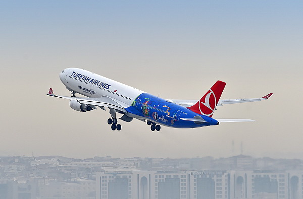 Turkish Airlines habille un avion aux couleurs de l'Euro 2016  Turkish Airlines habille un avion aux couleurs de l'Euro 2016