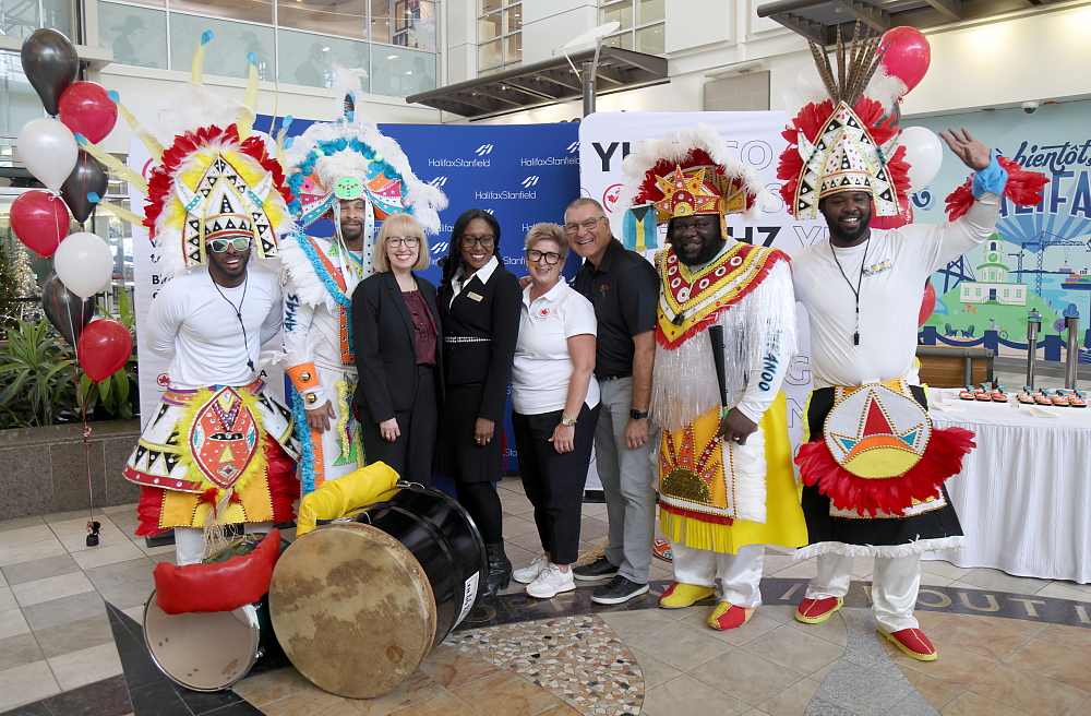Les passagers à l’aéroport Halifax Stanfield ont eu droit vendredi à un chaleureux départ festif aux couleurs des Bahamas. De gauche à droite : le groupe de musique bahaméen Culture Shock, Marie Manning, vice présidente du développement des affaires et chef de la direction commerciale de HIAA, Mikala Moss, directrice générale des ventes et du marketing au ministère du Tourisme, des Investissements et de l’Aviation des Bahamas, Judy Munden, gestionnaire des comptes clés chez Vacances Air Canada, et Brent Carnegie, vice président de Canlink Travel Representatives. Crédit photo : Mike Dembeck.