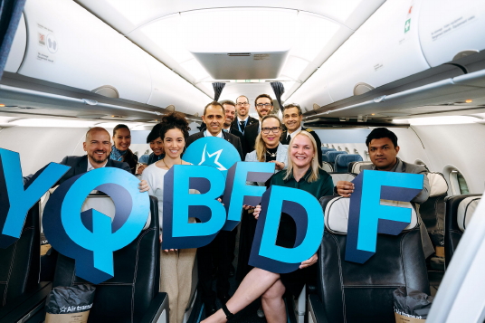 Marc-André Bédard, vice-président — Développement des affaires et technologies chez YQB; Maryne Maisonnave Coordinatrice Communication & RP du Comité Martiniquais du Tourisme; Karine Roy-Camille, directrice adjointe Bureau des Amériques du Comité Martiniquais du Tourisme; Emma Jeanne Bouchard, directrice, Développement aérien et commercial chez YQB; Selva Veragou, Directeur principal, programme futur chez Transat, accompagnés de l’équipage du tout premier vol TS696.