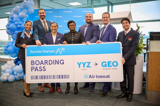 Bernard Côté, Directeur principal – Communications de marque chez Transat, Manichand Singh et Cindy Sauers, Consul honoraire et Haut-commissaire à Cooperative Republic of Guyana, Sean O’Donnell, directeur associé des services aériens et cargo à GTAA, Howard Liebman, vice-président des relations gouvernementales chez Transat et l’équipage du vol TS164