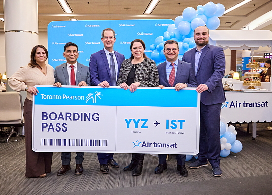 Andrea da Silva, Directrice principale – Tarification chez Transat, Tarique Anwar, directeur régional des ventes corporatives chez Turkish Airlines, Howard Liebman, vice-président des relations gouvernementales chez Transat, Sima Acan, députée pour Oakville-West, Can Yoldaş, consul général de Türkiye à Toronto et Sean O’Donnell, directeur associé des services aériens et cargo à GTAA.