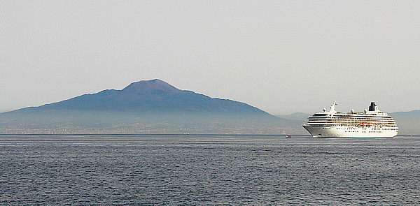 Le port de Sorrente, avec le Vésuve derrière