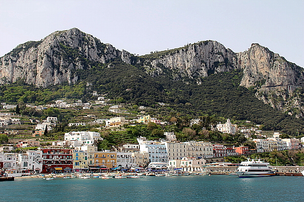Capri se déploie en hauteur, sur les flancs des falaises