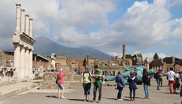 Le forum, à Pompéi. En arrière-plan apparaît le Vésuve