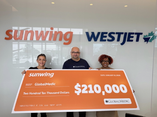 Marina Piccioni directrice du programme de cartes-cadeaux Groupe Vacances Sunwing et Rahul Singh ambulancier paramédical canadien et fondateur de GlobalMedic et Danya Greenless, gestionnaire et responsable du développement des partenariats et des produits