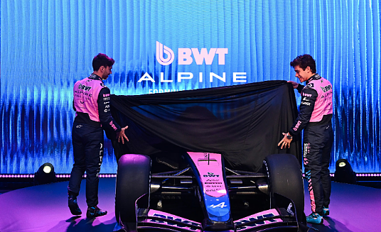 Une équipe de Formule 1 dévoile sa livrée 2026 lors d’un lancement exclusif à bord d’un navire MSC Croisières